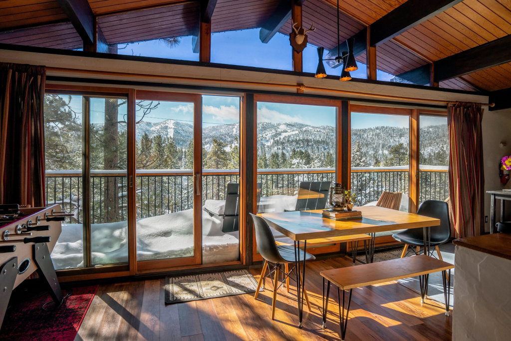 Stay with Treehaus Chalet