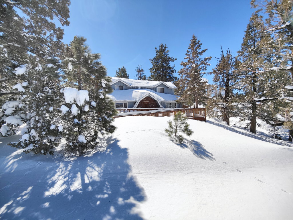 Stay with Big Bear Hostel and Group Cabin Rentals