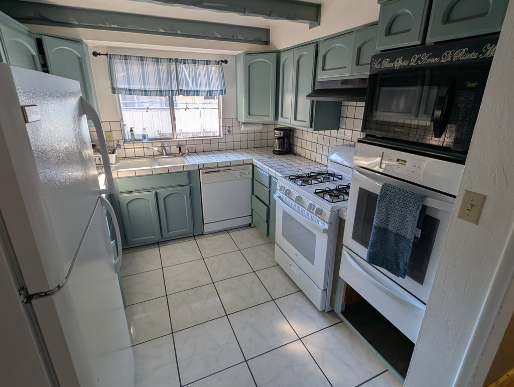 Middle Floor full Kitchen, 2 gas ovens, gas range cooktop